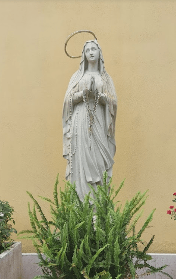 Statua della madonna in posa di preghiera