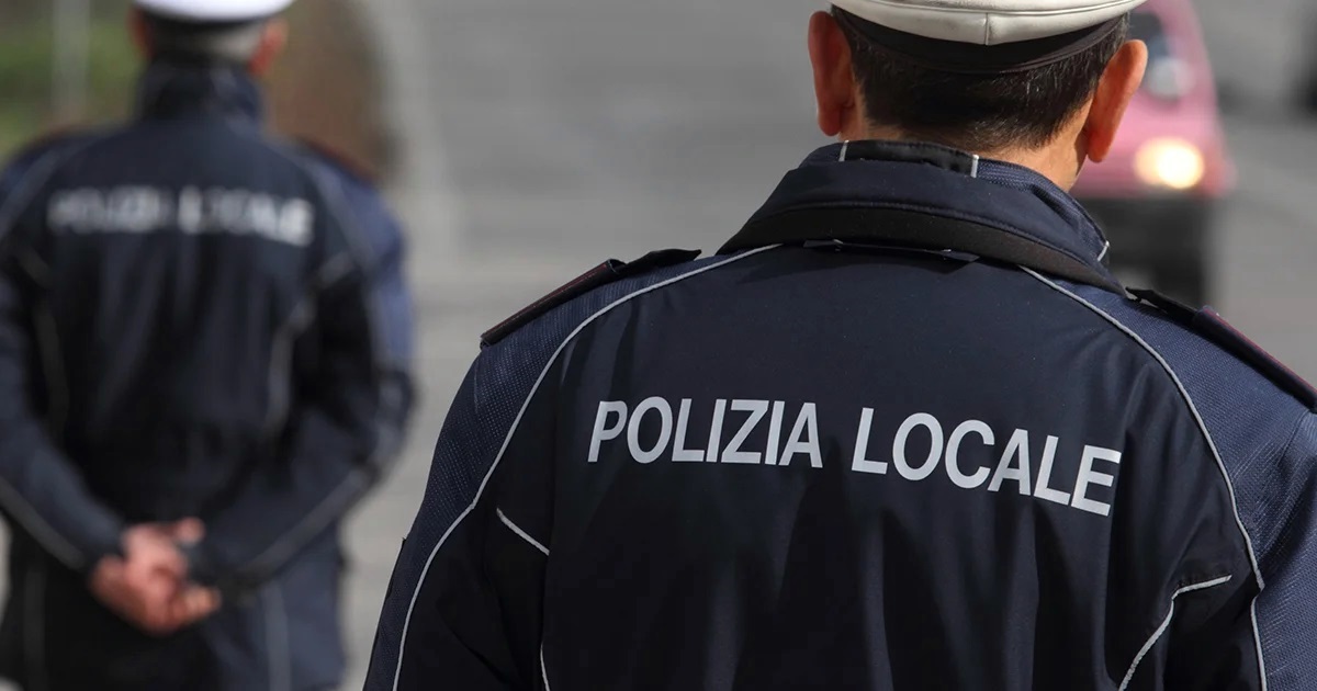 Foto di alcuni Agenti di Polizia Locale con la classica divisa