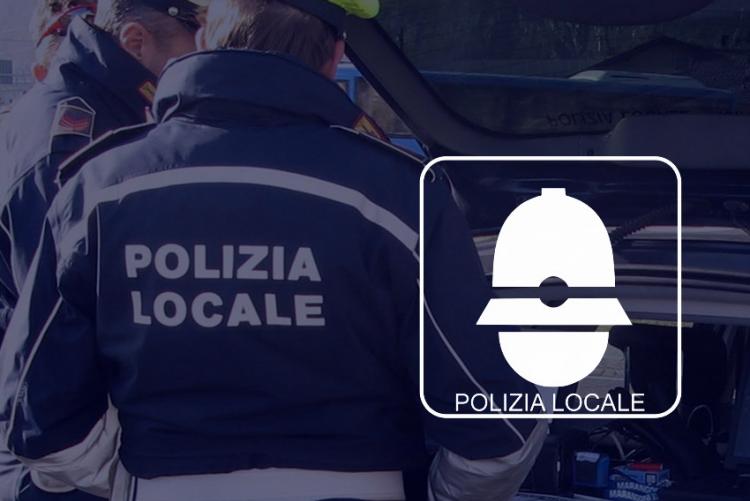 Foto di un Agente e simbolo del Corpo di Polizia Locale