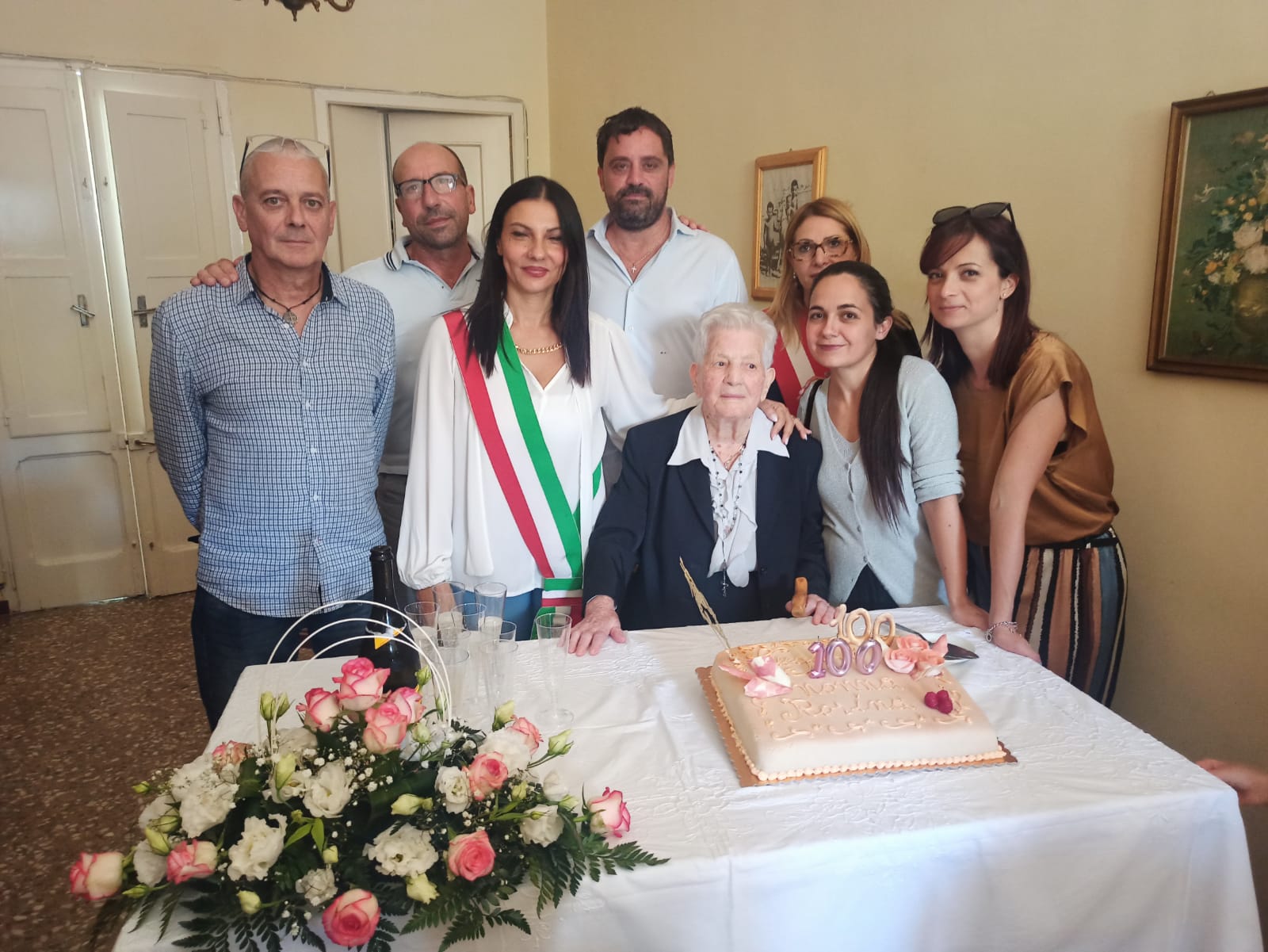 Foto del compleanno di nonna Rosina con il Sindaco e gli assessori