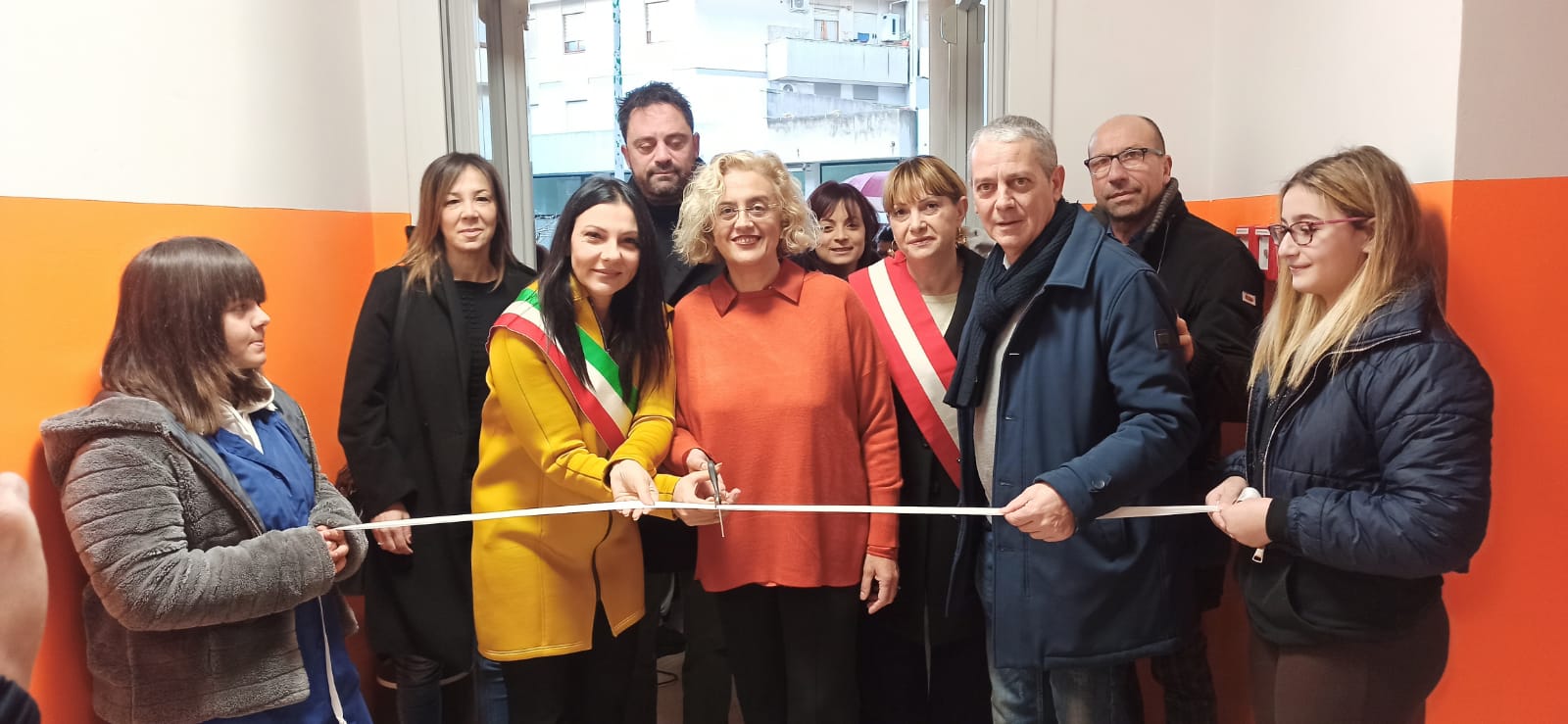 FOTO DEL SINDACO E DEGLI ASSESSORI CHE TAGLIANO IL NASTRO