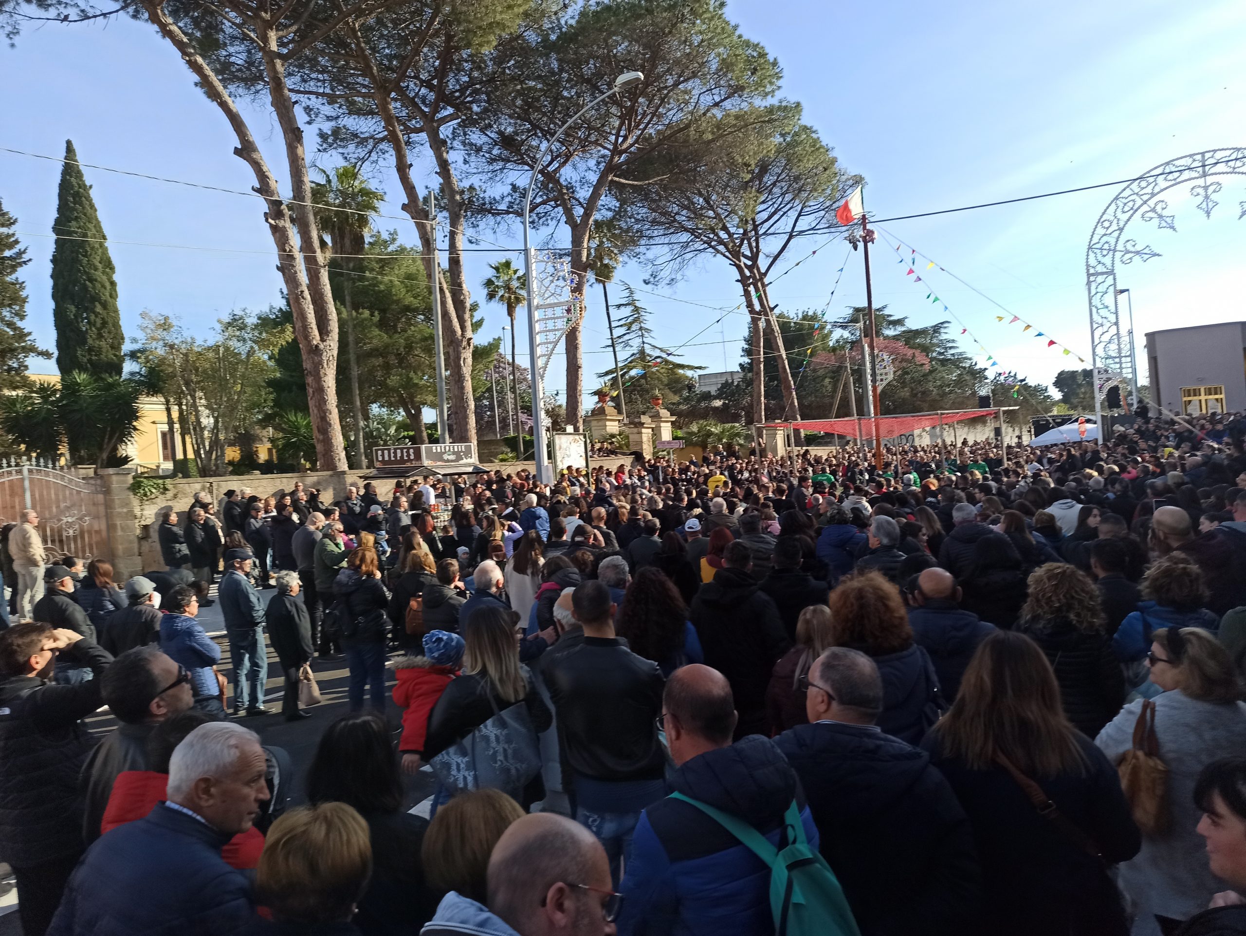 FOTO DI GRUPPO DI CONCITTADINI AD UNA FESTA DEL PAESE