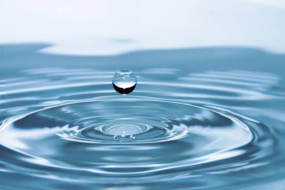 immagine di anelli concentrici in acqua