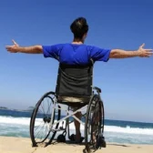 Disabile-al-mare Immagine di un disabile, in sedia a rotelle, al mare