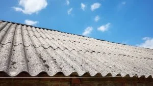 amianto-300×169 Immagine di una tegola in amianto