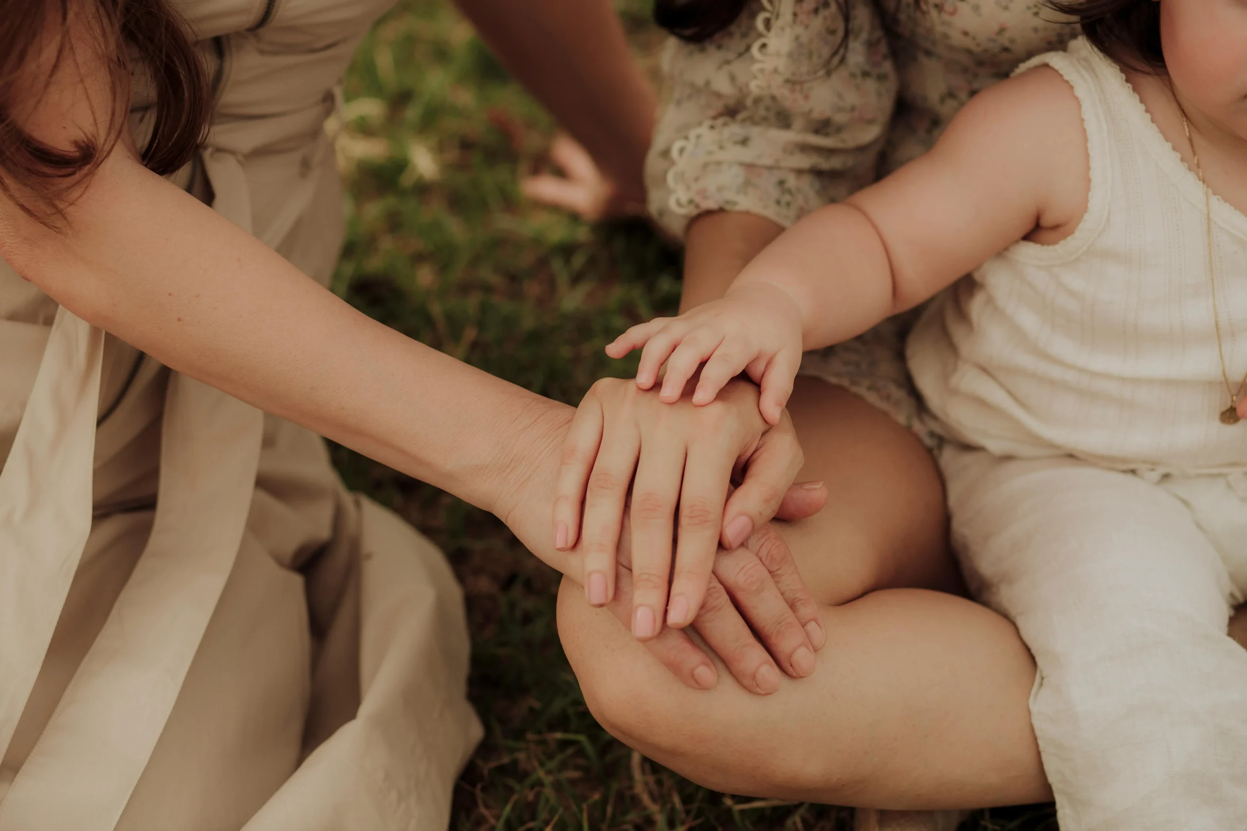 immagine di mani unite di una famiglia